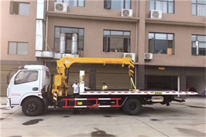 上甘岭附近汽车轮胎更换